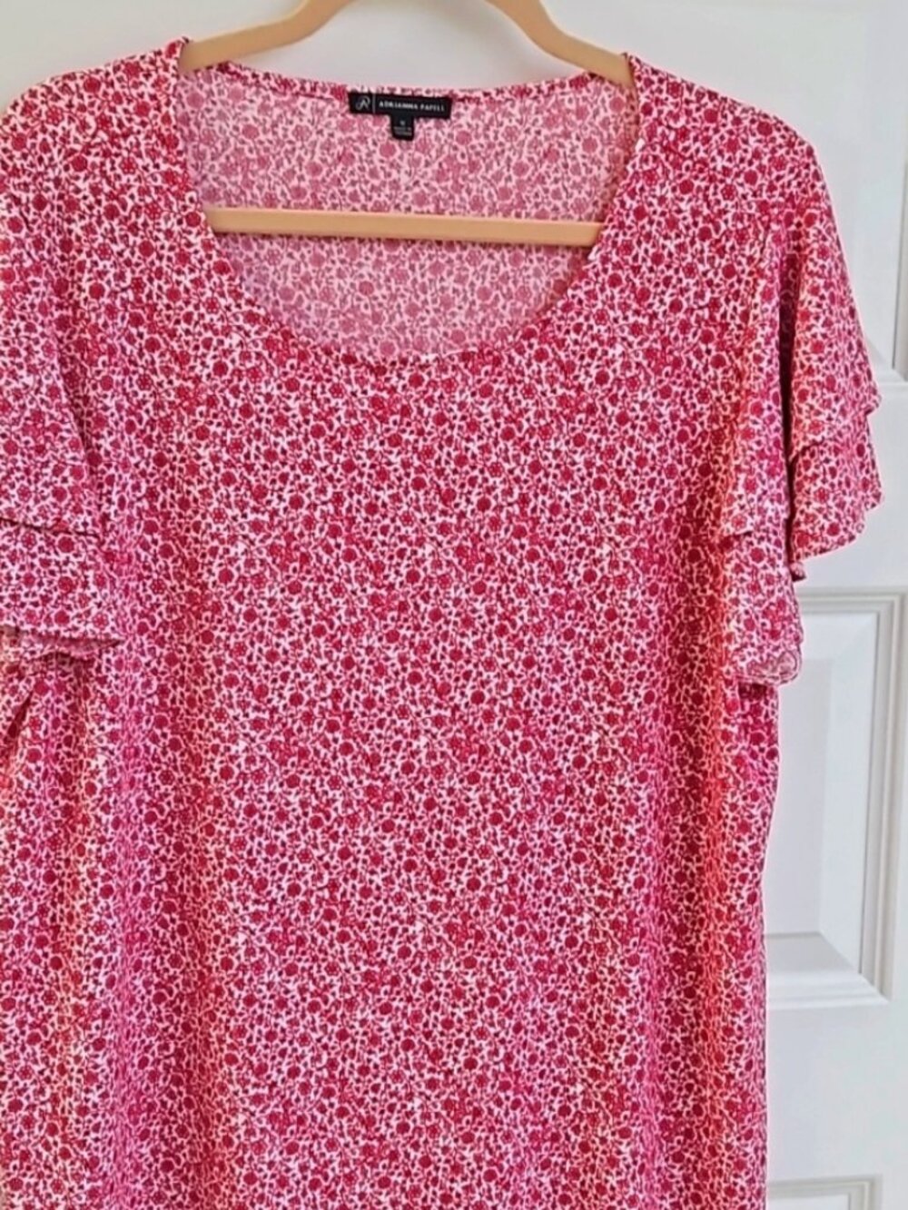 Ladies top. Short sleeve, beautiful floral print, round neckline. Size 1X
